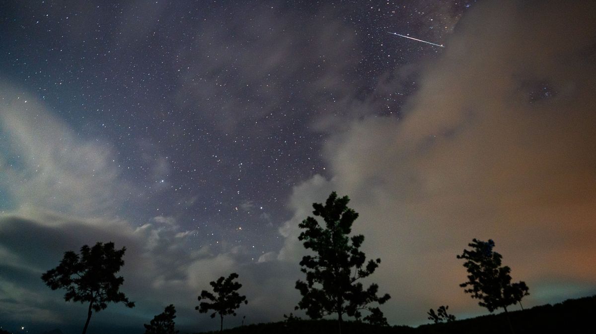 V noci můžeme pozorovat rojení meteorů z Halleyovy komety, přát má i počasí